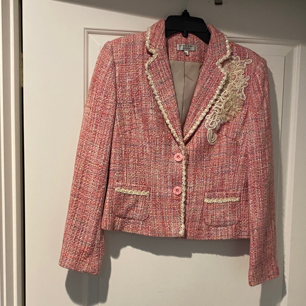 NWT Classic Pink Tweed Women's Jacket w/ivory flowered shape & pearl flower trim